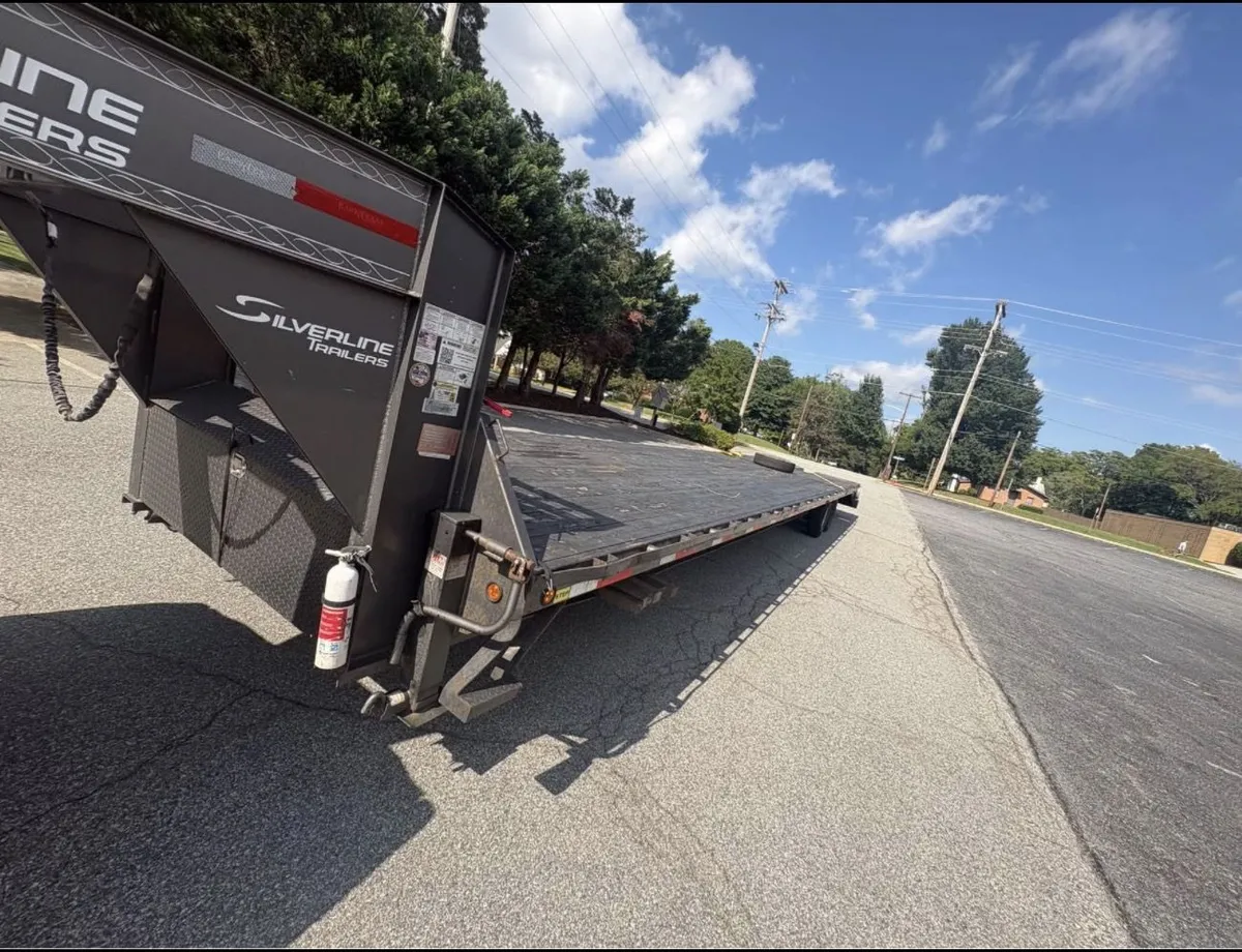 Silverline gooseneck trailer neck with chain rack and toolbox